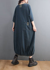 Robe en jean bleu ample à col rond et poches patchwork à demi-manches