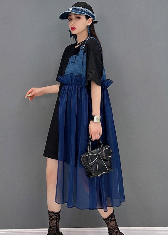 Robe patchwork asymétrique en tulle denim bleu à manches courtes