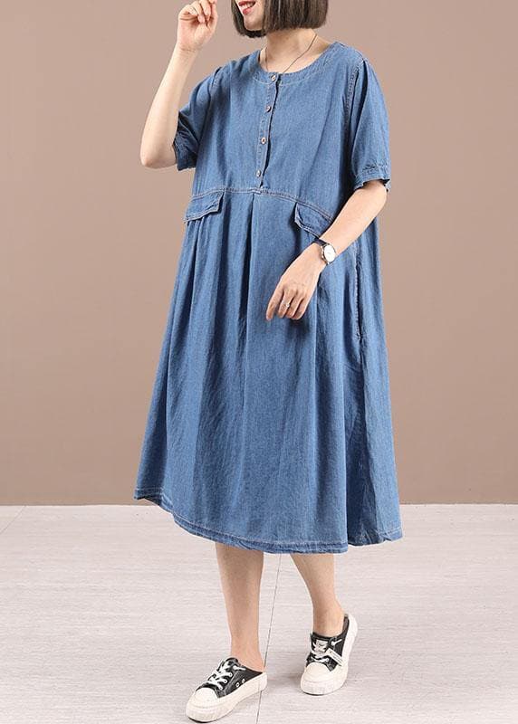 Robe d'été chic en denim bleu avec boutons cintrés