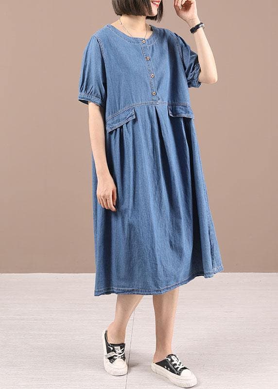 Robe d'été chic en denim bleu avec boutons cintrés