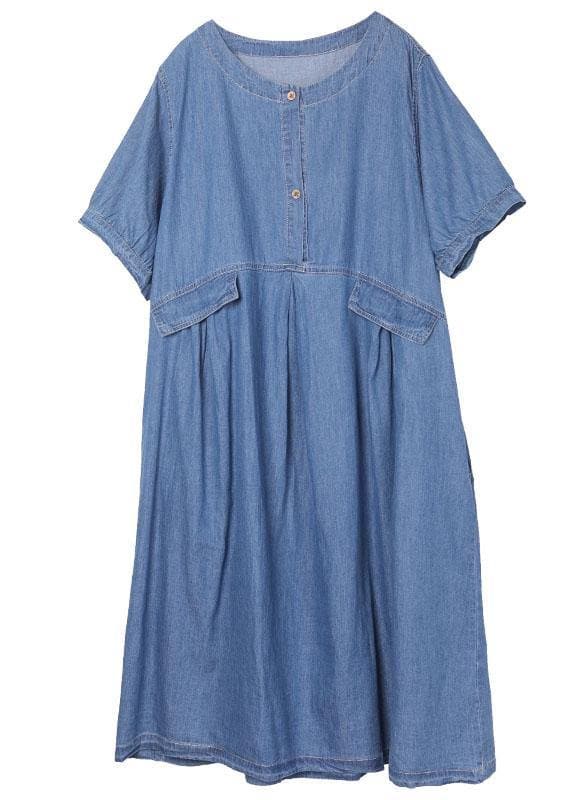 Robe d'été chic en denim bleu avec boutons cintrés