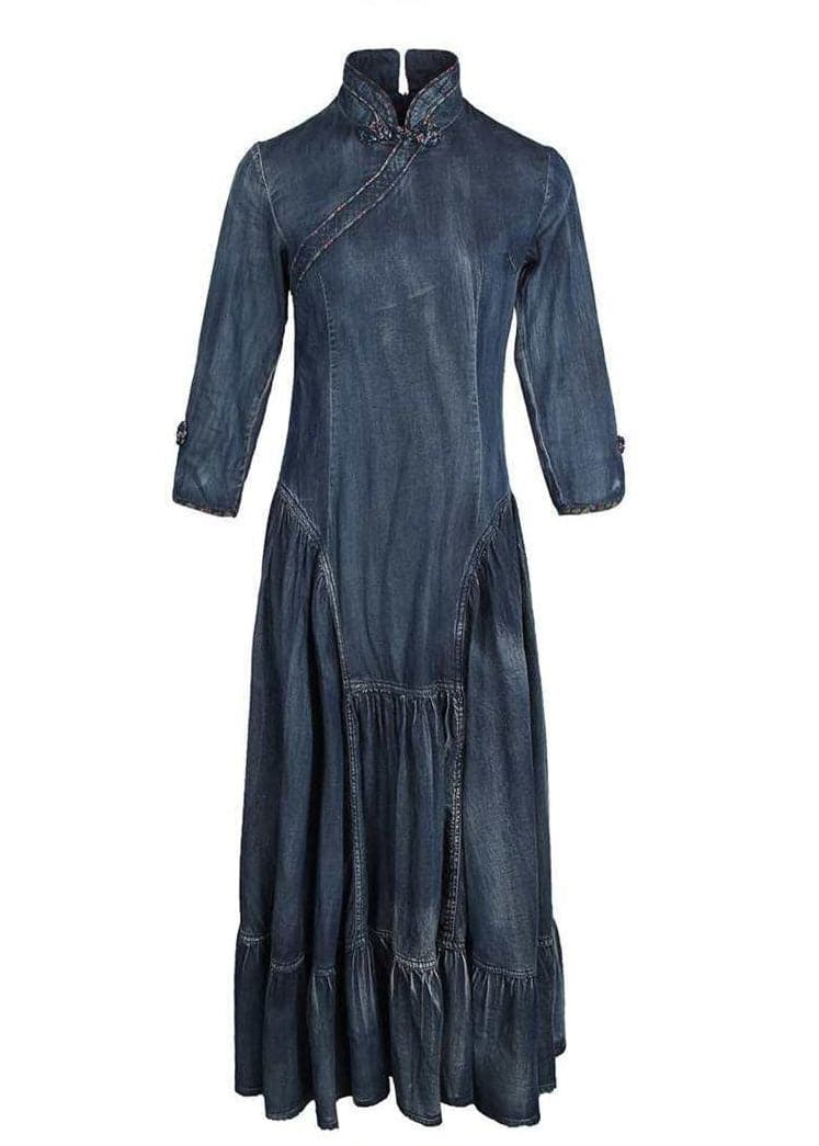 Robe en jean de coton à volants et manches longues avec col montant bleu marine chic et design asymétrique