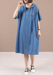 Robe d'été en jean bleu à capuche et boutons