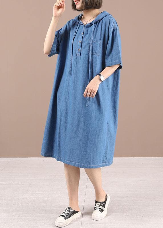 Robe d'été en jean bleu à capuche et boutons