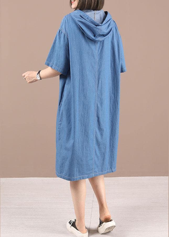 Robe d'été en jean bleu à capuche et boutons