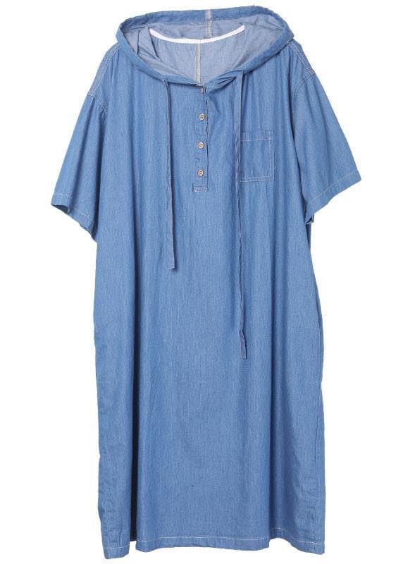 Robe d'été en jean bleu à capuche et boutons