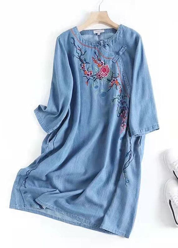 Robe d'été en coton avec broderies bleues italiennes en denim oriental