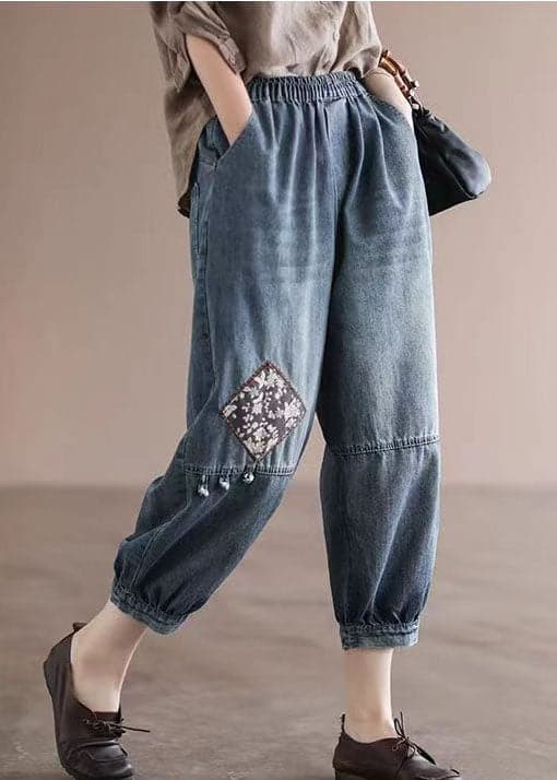 Pantalon court en denim de coton bleu ample avec poches à taille élastique et patchwork appliqué pour l'été