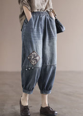 Pantalon court en denim de coton bleu ample avec poches à taille élastique et patchwork appliqué pour l'été