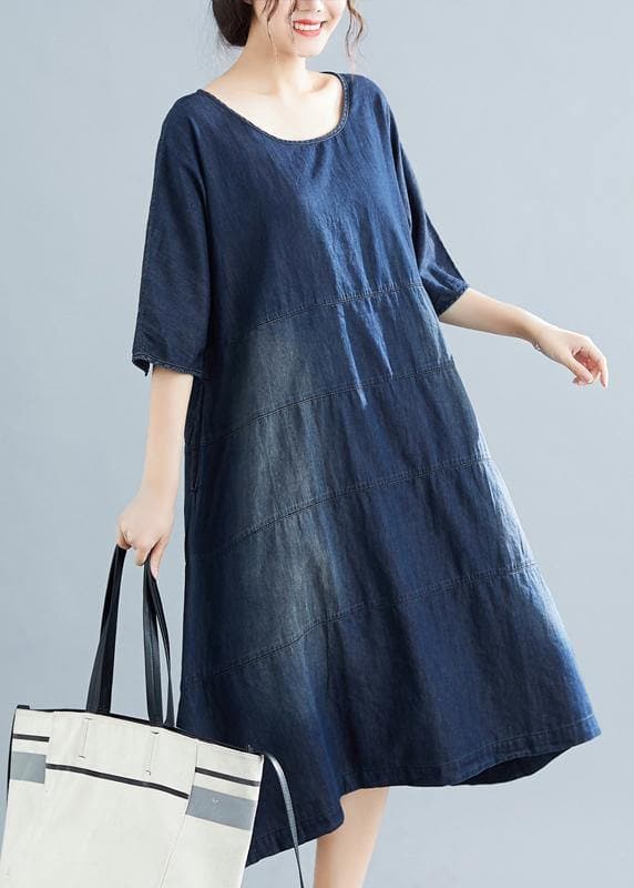 Tenue en coton bleu denim naturel Robe d'été mi-longue à col rond du défilé du 18e siècle