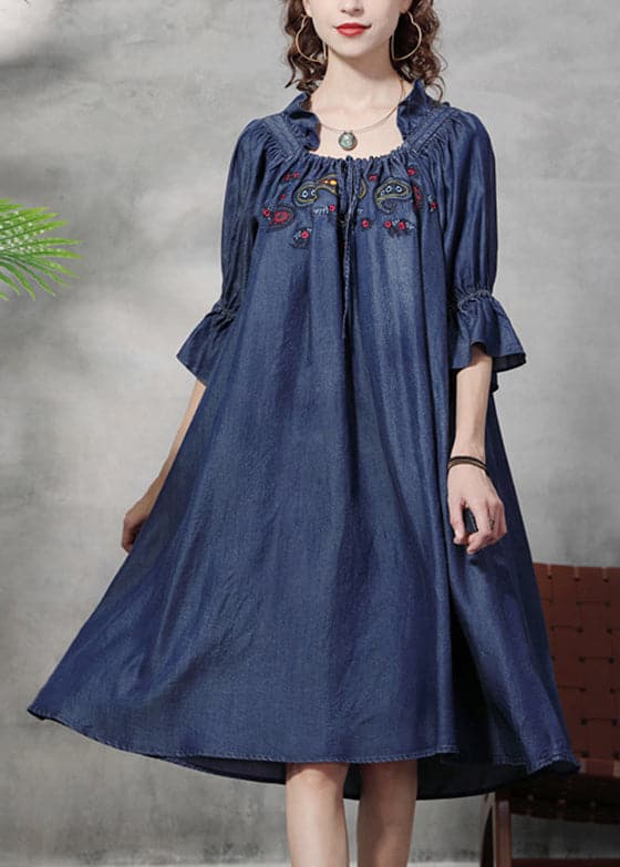 Einfaches, zerknittertes, besticktes Kleid aus Baumwolle und Seide in Denim-Blau mit Laternenärmeln