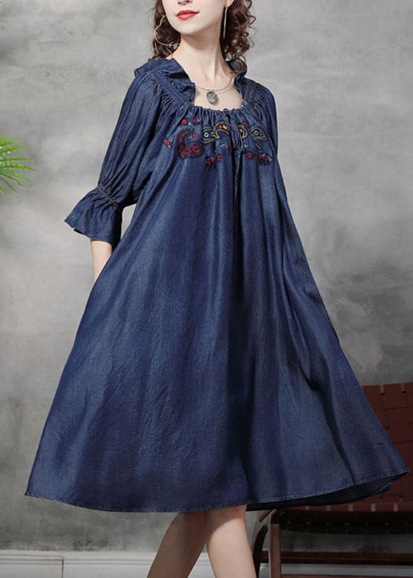 Einfaches, zerknittertes, besticktes Kleid aus Baumwolle und Seide in Denim-Blau mit Laternenärmeln