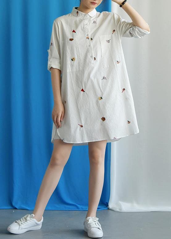 Robe ample en coton blanc vif avec broderie et patchwork