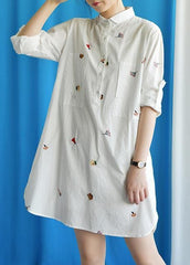 Robe ample en coton blanc vif avec broderie et patchwork