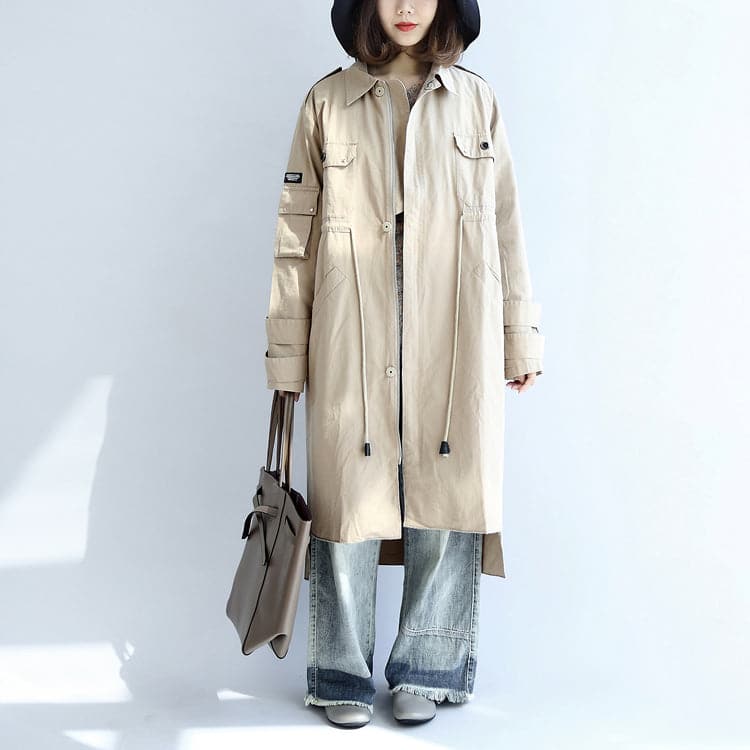 trench-coat en coton beige d'automne avec ceinture nouée, poches amples, parka à revers