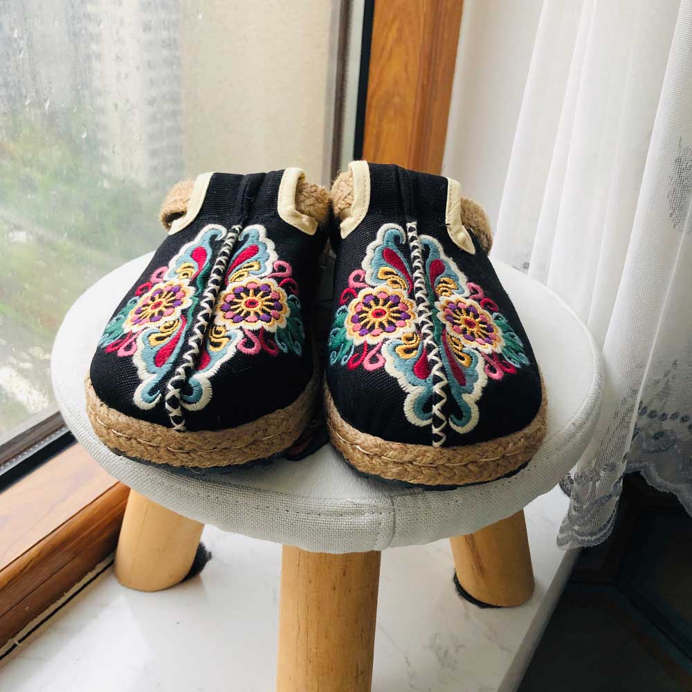 Loafer aus Hanf und Baumwolle mit asiatischer Stickerei