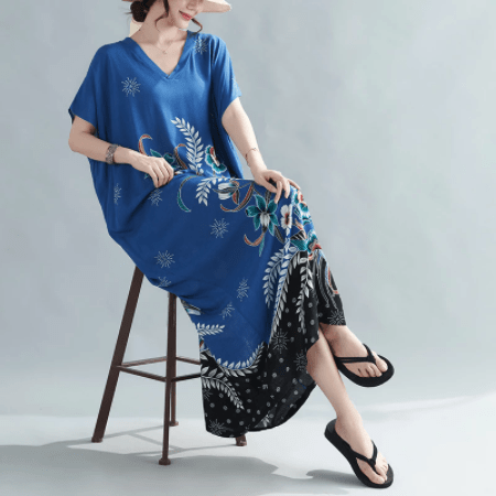 Kaftan-Kleid mit Blütenmotiv und Stammesmotiv