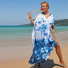 Strandkleid mit Batikmuster am Meer