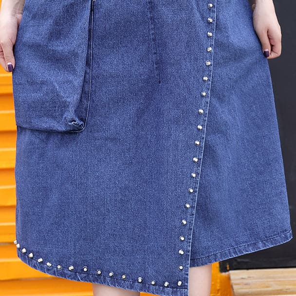 stylisches, denimblaues Midikleid aus Baumwolle Locker sitzendes Maxikleid aus Baumwolle Fein mit Nieten verzierte ärmellose Kniekleider